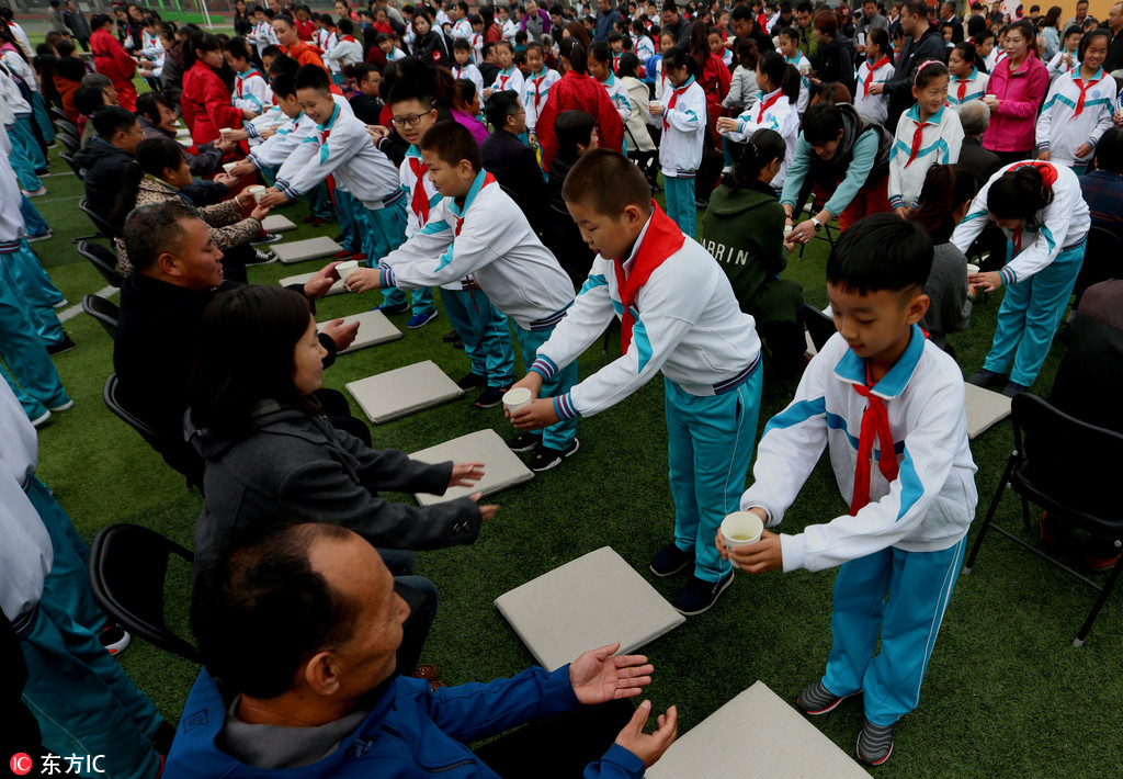 北京一小學舉辦學生重陽節“敬老禮”活動 喜迎重陽節