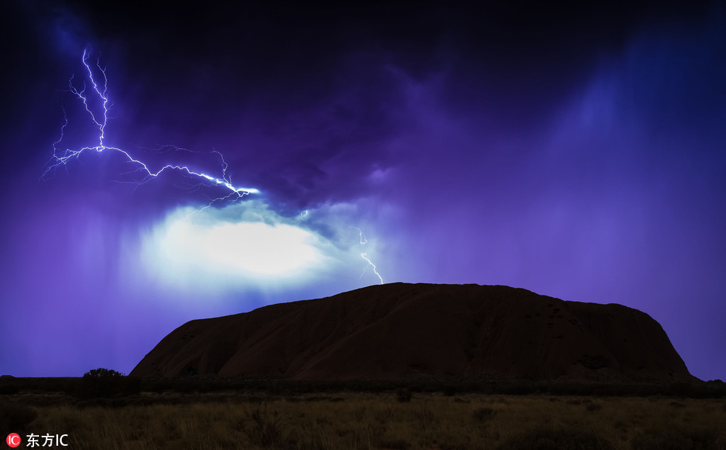 攝影師花數年跟拍“澳洲之心”烏盧魯風暴 紅色巨石如世外秘境 【3】