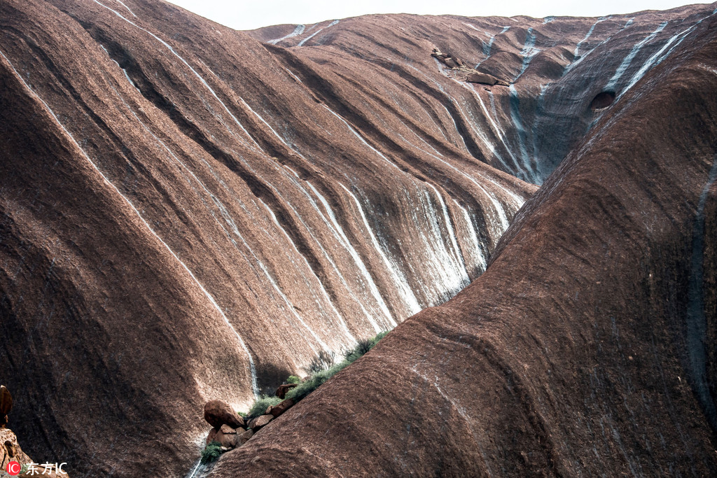攝影師花數年跟拍“澳洲之心”烏盧魯風暴 紅色巨石如世外秘境 【4】