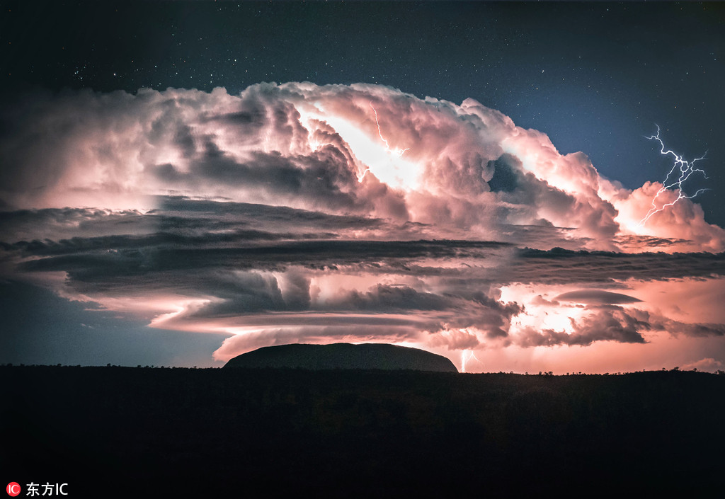 攝影師花數年跟拍“澳洲之心”烏盧魯風暴 紅色巨石如世外秘境 【2】