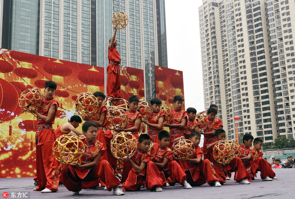 圖為杭州余杭區的選手在杭州市首屆非物質文化遺產傳統體育大會上展演《余杭滾燈》。