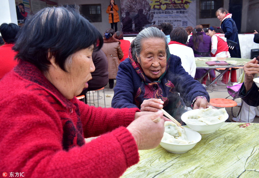 10月17日，在河北省石家庄新樂市東田村，400余名老人在志願者舉辦的孝道餃子宴上吃餃子。