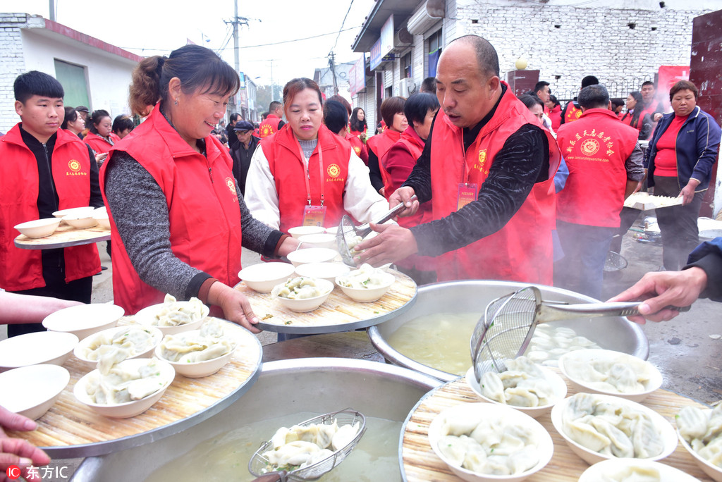 10月17日，在河北省石家庄新樂市東田村，在志願者舉辦的孝道餃子宴上為老人盛餃子。