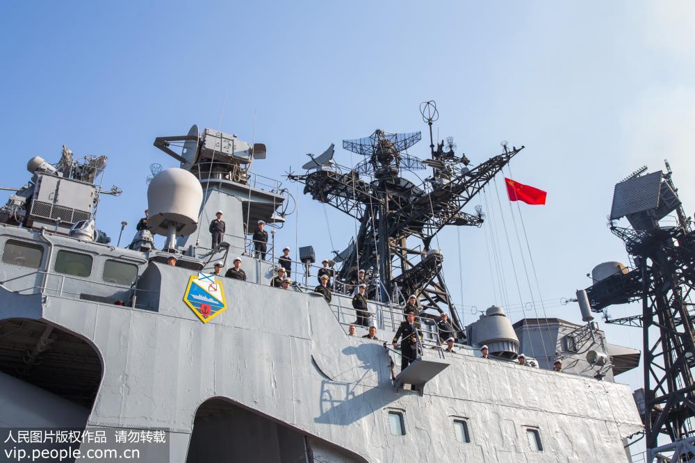 10月21日上午，俄海軍艦艇編隊停靠碼頭。