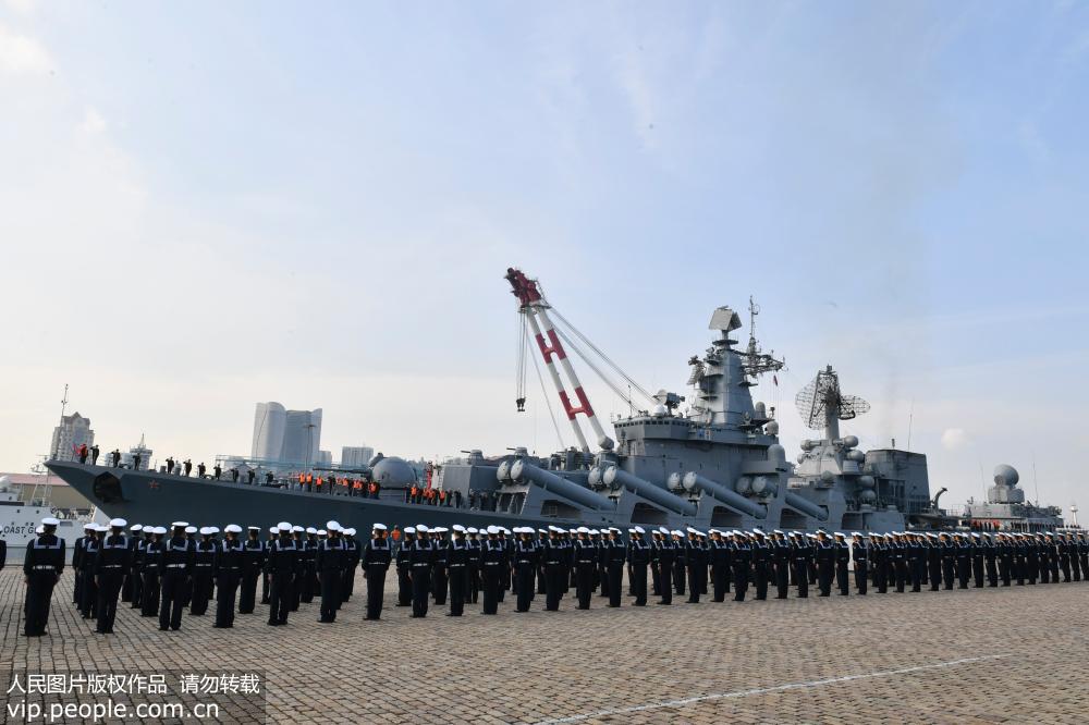 10月21日上午，俄海軍艦艇編隊停靠碼頭。