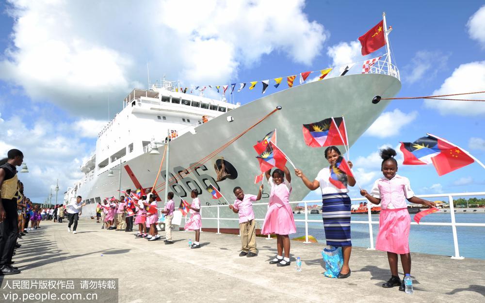10月22日，在安提瓜和巴布達首都聖約翰港，當地學生揮動中國和安巴兩國國旗熱烈歡迎中國海軍和平方舟醫院船首次到訪。