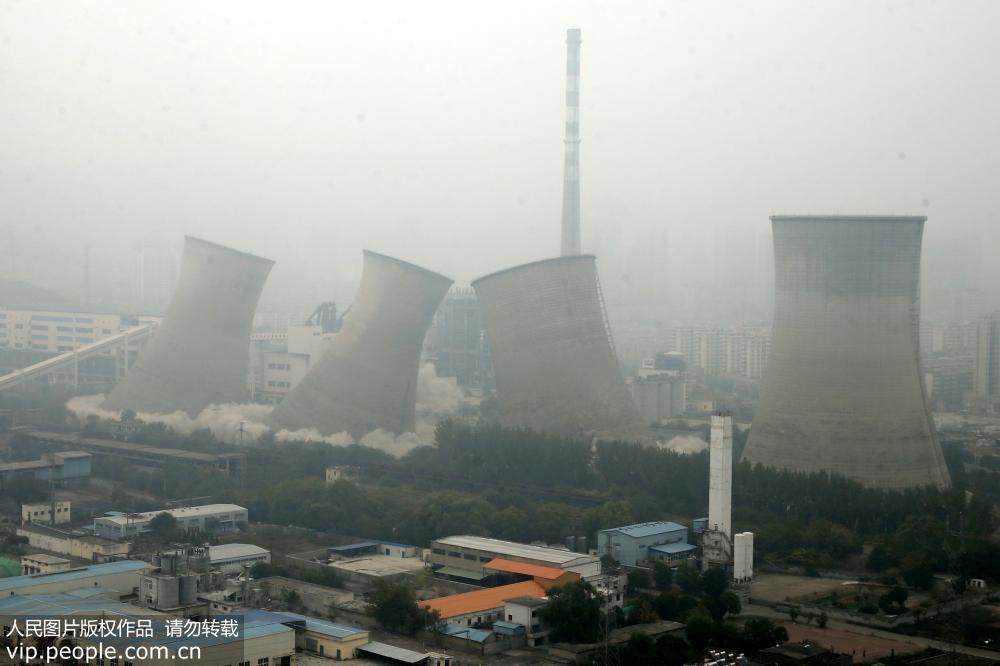 10月25日，大唐淮北發電廠冷卻塔及機組鍋爐框架爆破拆除現場。
