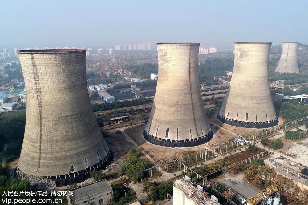 10月24日，無人機拍攝的大唐淮北發電廠冷卻塔及機組鍋爐框架爆破拆除前原貌。