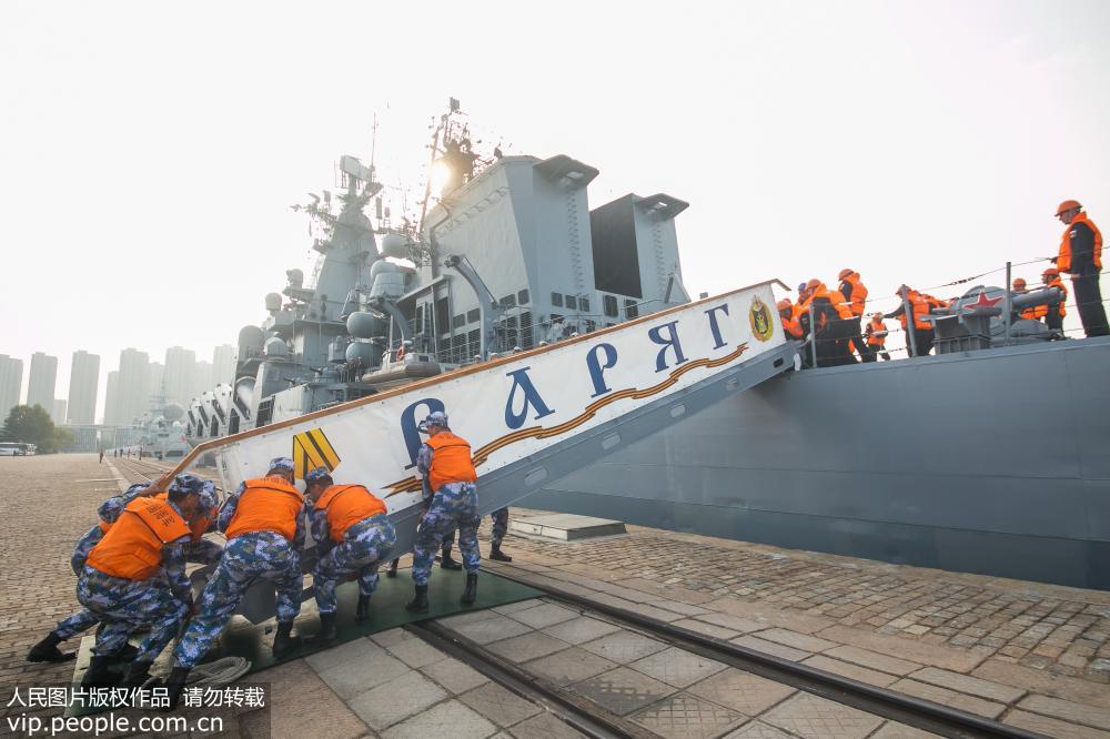 10月25日，俄艦艇編隊駛離青島某軍港碼頭，圓滿完成對青島為期5天的友好訪問。俄艦在撤回舷梯。