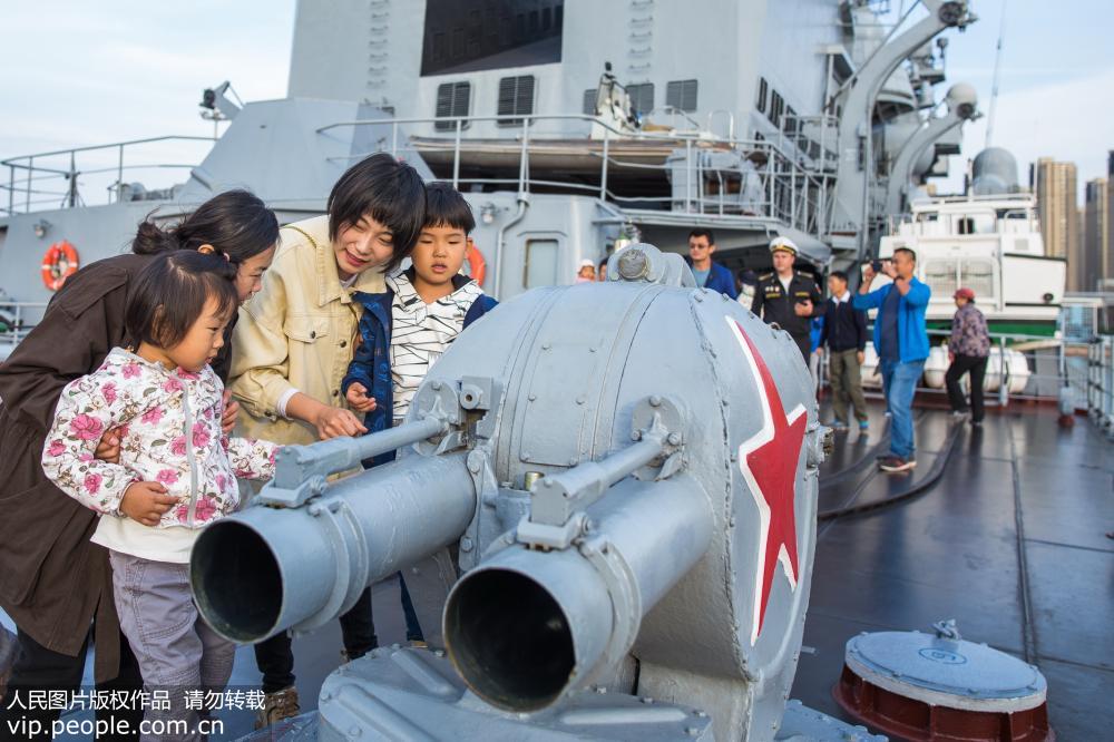 10月21日，青島市民在參觀“瓦良格”號導彈巡洋艦。（資料圖片）
