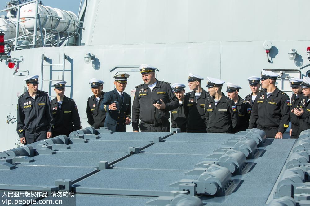 10月23日，俄海軍艦艇官兵參觀西寧艦。（資料圖片）