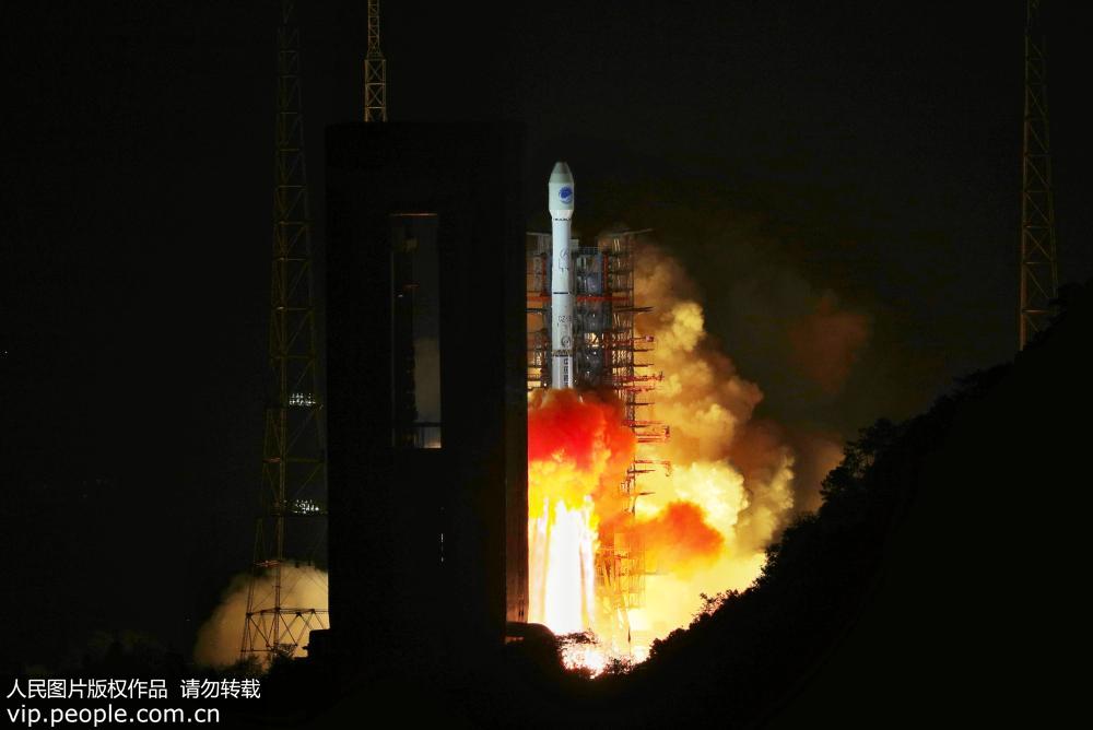11月1日，搭載第四十一顆北斗導航衛星的長征三號乙運載火箭在西昌衛星發射中心點火發射。