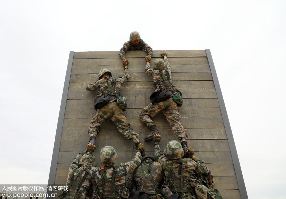 11月2日，官兵密切配合攀爬高墻。