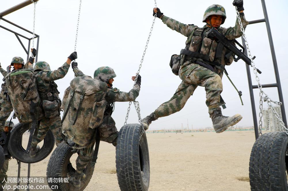 11月2日，训练官兵协同配合快速通过晃动轮胎。