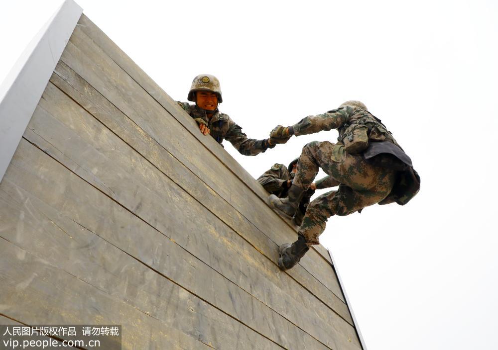 11月2日，高墙上的官兵奋力拉战友。
