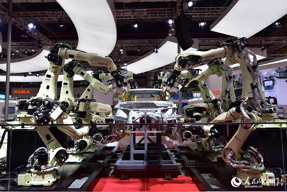 11月5日，在进博会日本装备制造企业 NACHI 展台，智能机器人正在演示自动点焊。（人民网 翁奇羽 摄）