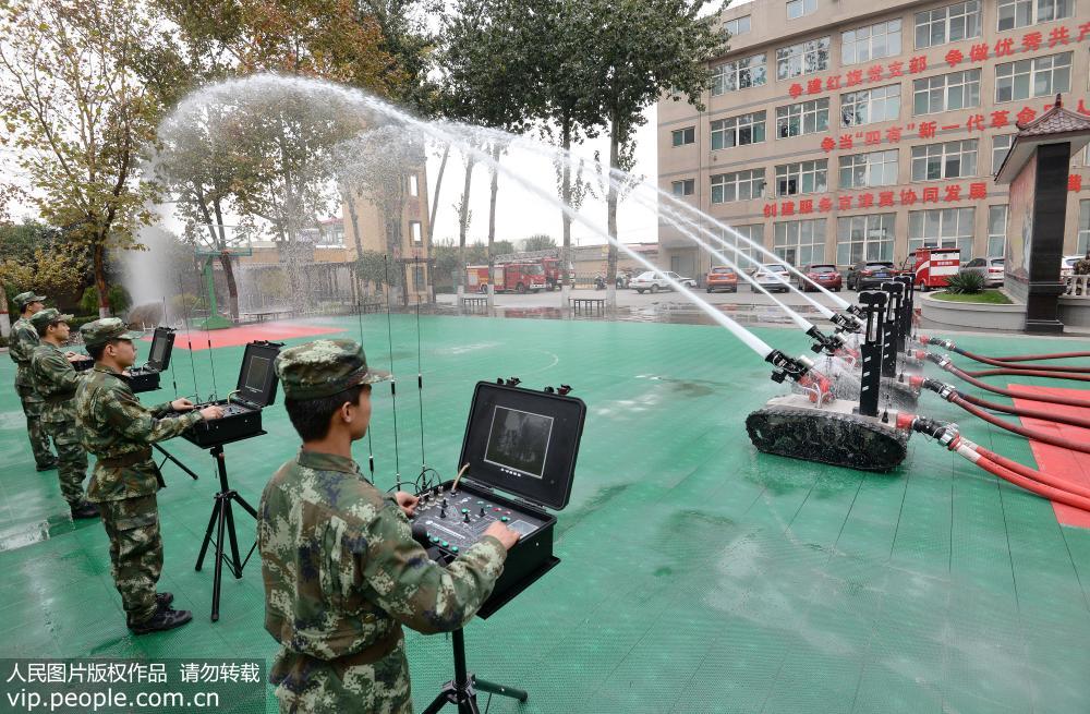 11月8日，河北省邯鄲市武安市消防大隊的消防員遙控防爆消防滅火偵查機器人進行演練。