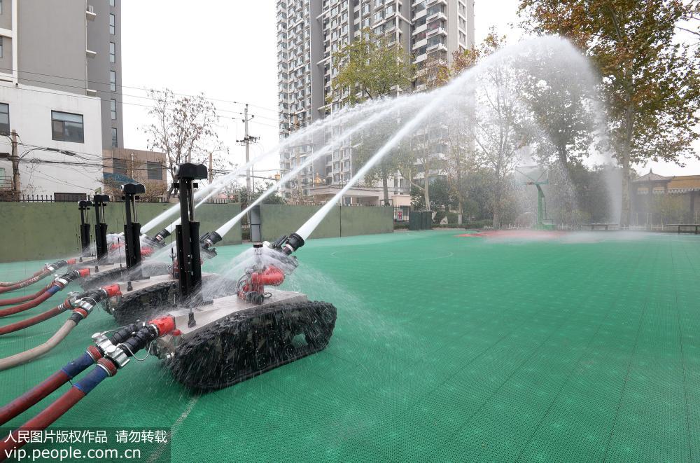 11月8日，河北省邯鄲市武安市消防大隊的消防員遙控防爆消防滅火偵查機器人進行演練。
