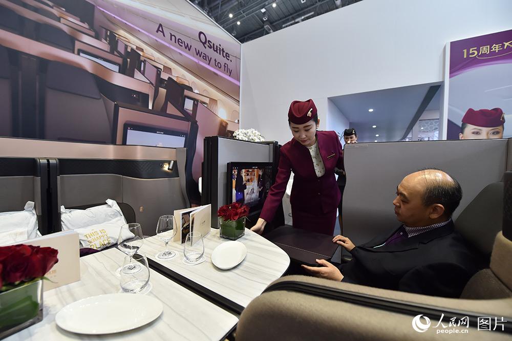 11月9日，在進博會卡塔爾航空展台，觀眾正在體驗空中私人套房。（人民網記者 翁奇羽 攝）