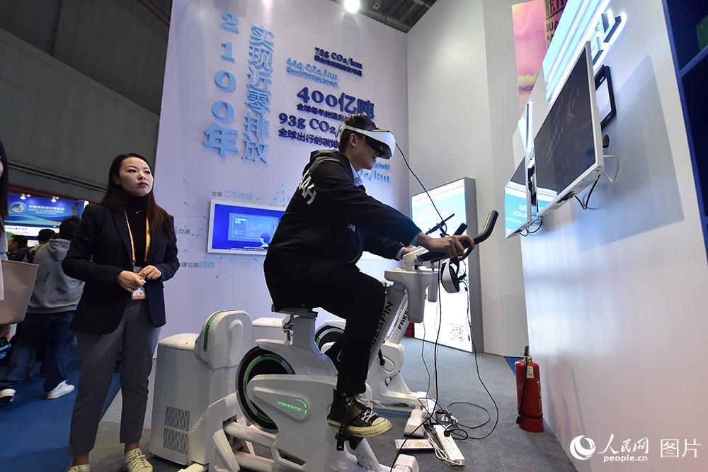 11月9日，在服務貿易展區，觀眾體驗VR單車帶來的樂趣。（人民網記者 翁奇羽 攝）