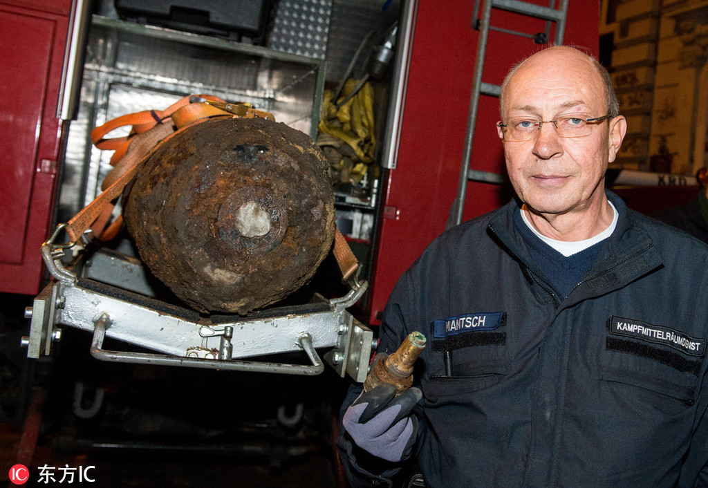 德國漢堡發現250公斤炸彈 拆彈專家“淡定”合影