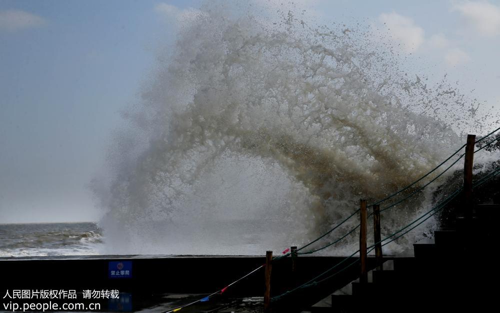 連雲港海域7級大風掀巨浪【2】