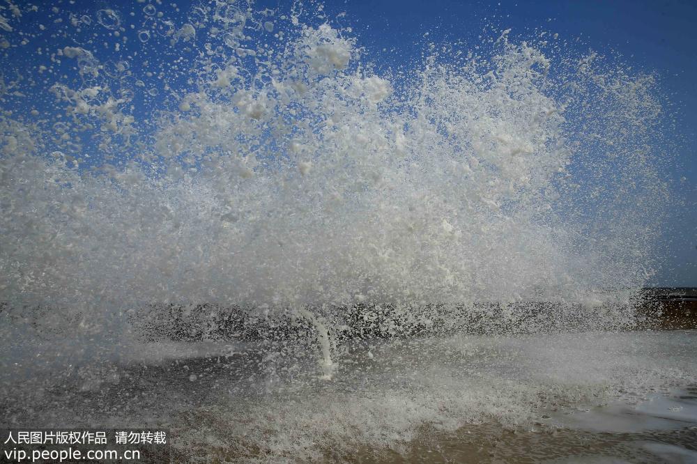 連雲港海域7級大風掀巨浪【4】