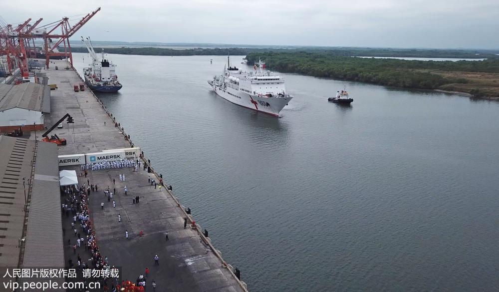 和平方舟緩緩駛進瓜亞基爾港。