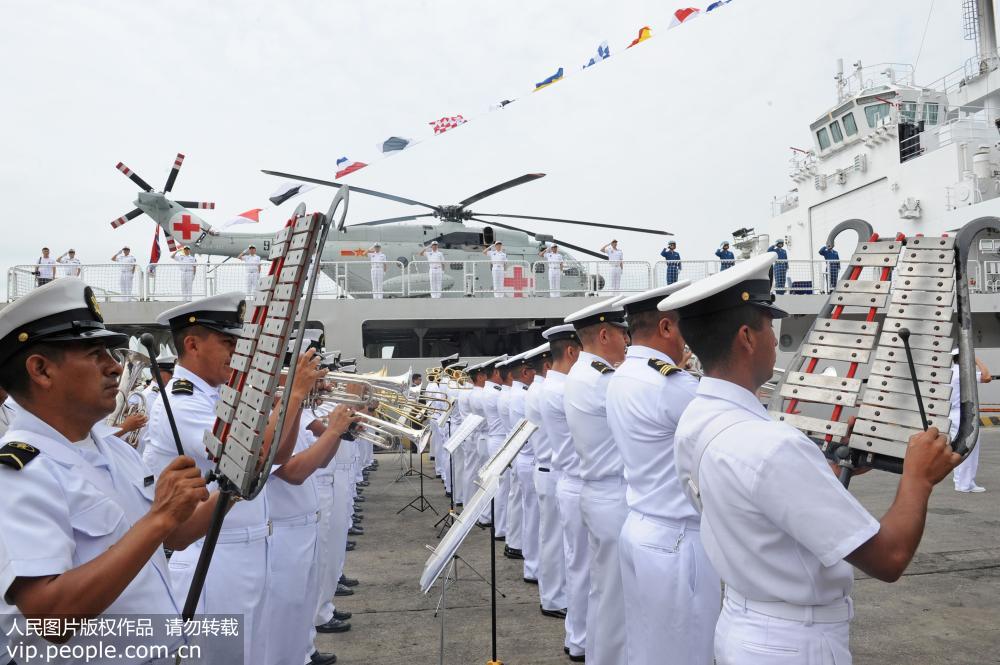 11月15日，在瓜亞基爾港，厄海軍軍樂隊演奏分別兩國國歌時，中國海軍和平方舟醫院船官兵行舉手禮。