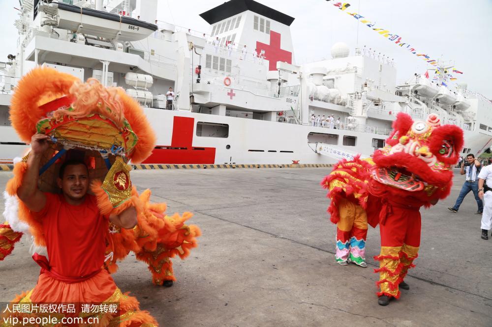 當地民眾舞動中國獅歡迎中國海軍和平方舟到訪厄瓜多爾。