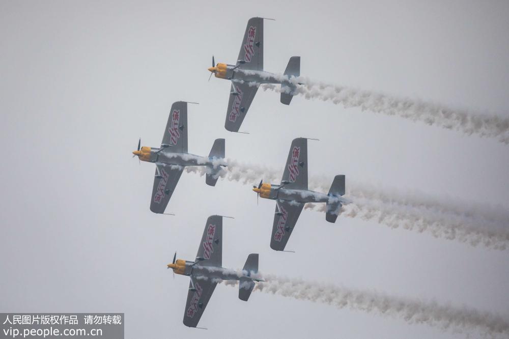 武漢：“空中F1”首次進入中國 觀眾淋雨觀賽直呼“過癮”