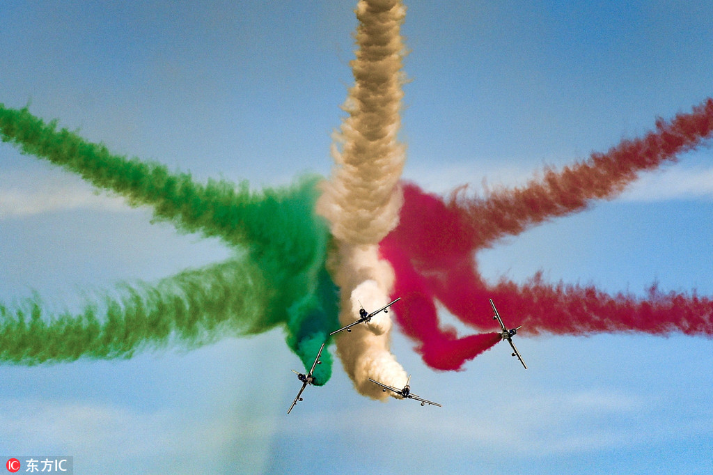 炫酷！意大利“三色箭”表演隊在科威特上空秀飛行特技