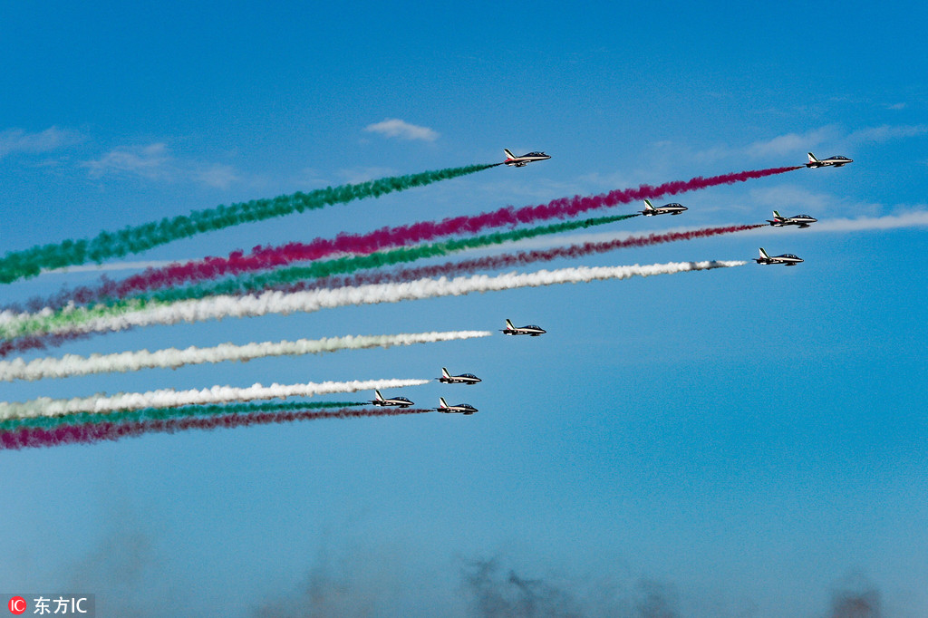炫酷！意大利“三色箭”表演隊在科威特上空秀飛行特技【3】