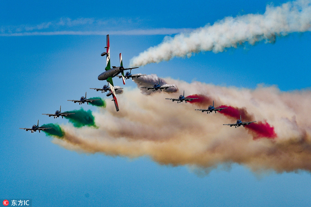 炫酷！意大利“三色箭”表演隊在科威特上空秀飛行特技【2】