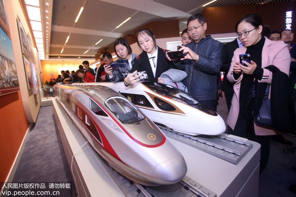觀眾用手機拍攝 “復興號”中國標准動車組模型。陳曉根/人民圖片