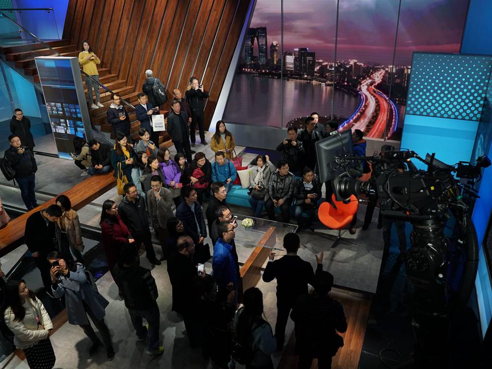 蘇州廣播電視總台是全國一流的地市級城市型傳媒集團，不斷改革創新，大力推進媒體融合，依托大數據、“黑科技”構建全台融合平台，全方位報道蘇州本地新聞。多變”的場館、全媒體指揮中心、SBS雲媒體平台、全媒體新聞演播廳……一個個生動的案例讓人直呼“了不起”，而這背后，正是技術力量的強大才讓內容生產有了足夠的底氣。