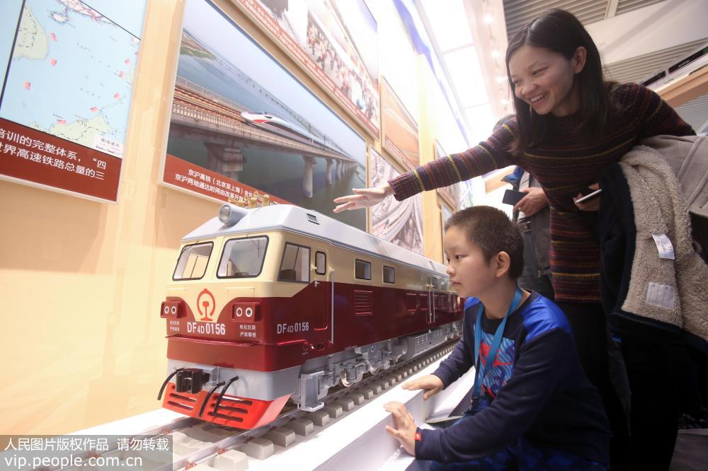 2018年11月25日，家長帶著孩子觀看老式的火車頭。