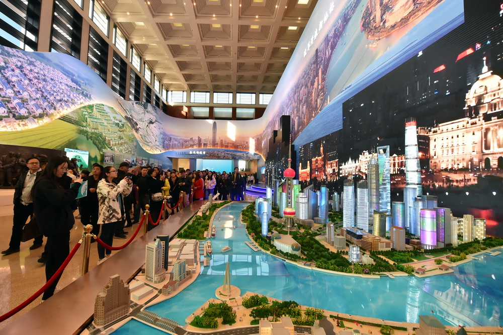“偉大的變革——慶祝改革開放40周年大型展覽”現場，觀眾在觀看上海外灘實景模型。（人民網記者 翁奇羽 攝）                                                                                    