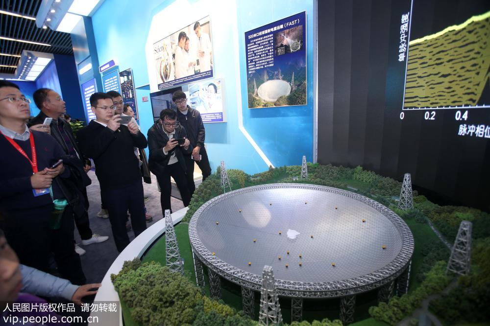 “偉大的變革——慶祝改革開放40周年大型展覽”現場展出的500米口徑球面射電望遠鏡。（陳曉根/人民圖片）                                                                                    