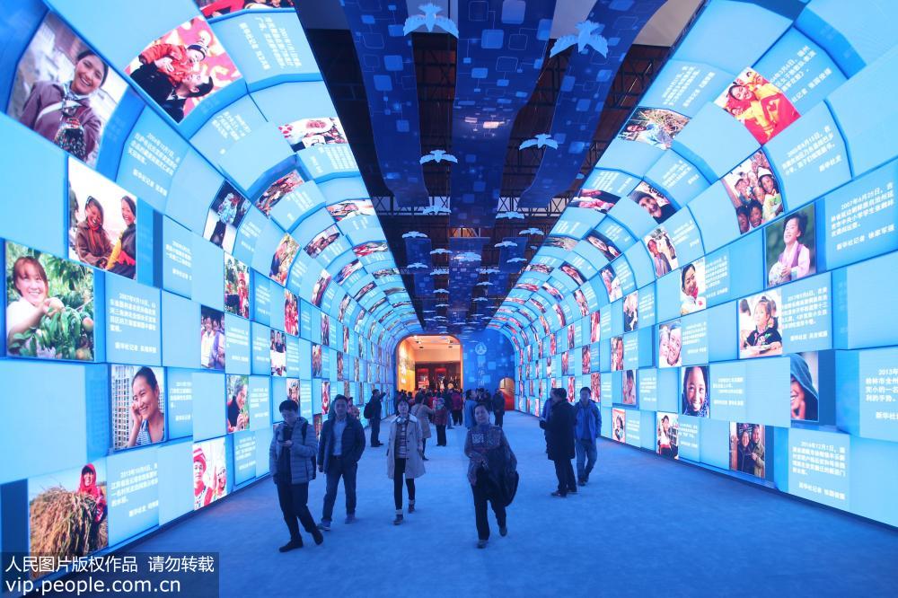 “偉大的變革——慶祝改革開放40周年大型展覽”現場展出的“大美中國”影像長廊。（陳曉根/人民圖片）                                                                                    