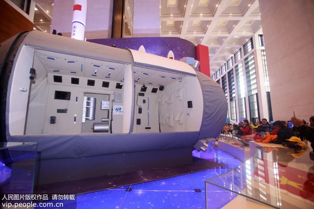 “偉大的變革——慶祝改革開放40周年大型展覽”現場展出的中國空間站模型。（陳曉根/人民圖片）                                                                                    