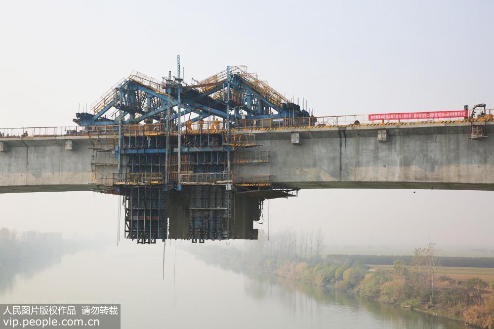 鄭萬高鐵唐河特大橋順利合龍 鄭州到襄陽段鋪軌在即