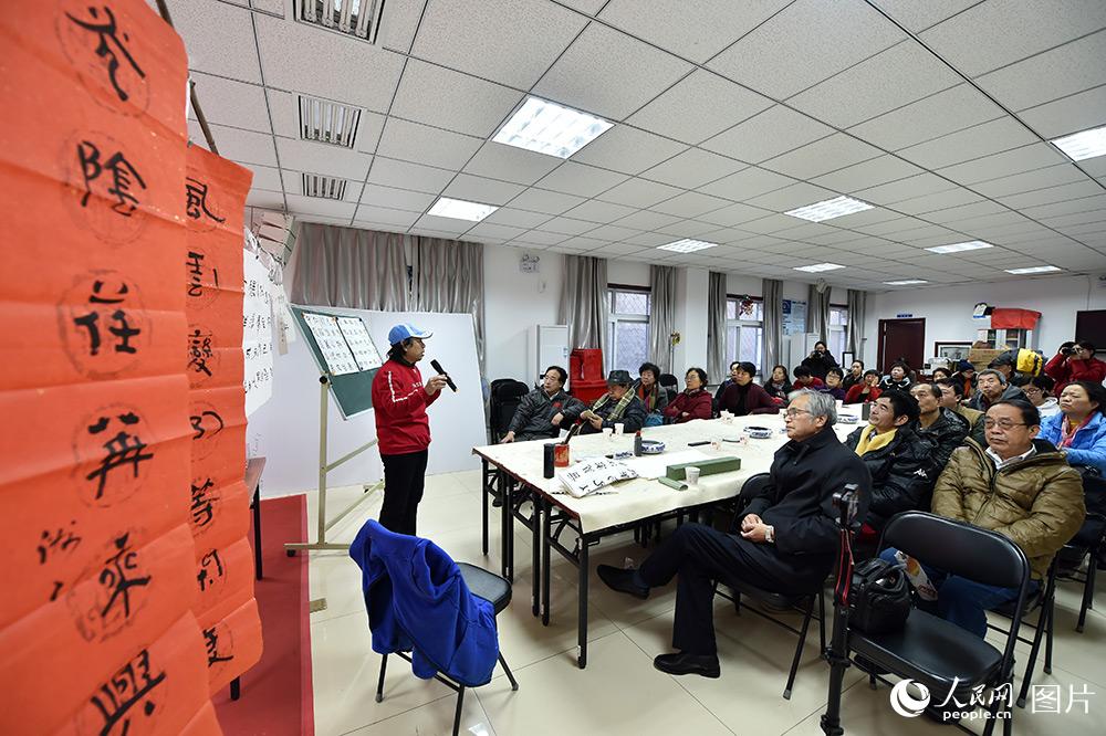 北京：社區專員“牽線搭橋” 居民體驗書法魅力