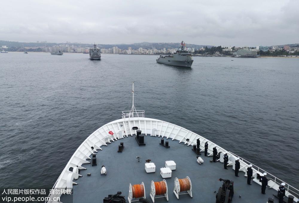 中國海軍和平方舟醫院船將通過檢閱艦時，官兵在甲板列隊站坡。