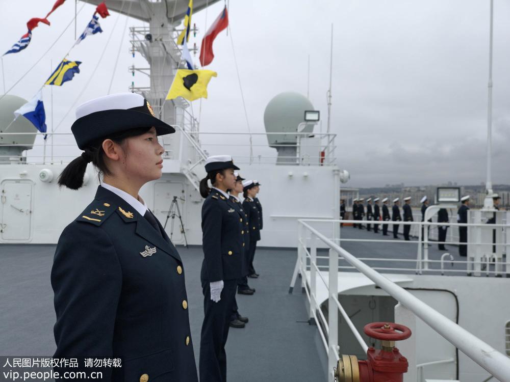 中國海軍和平方舟醫院船將通過檢閱艦時，官兵在甲板列隊站坡。