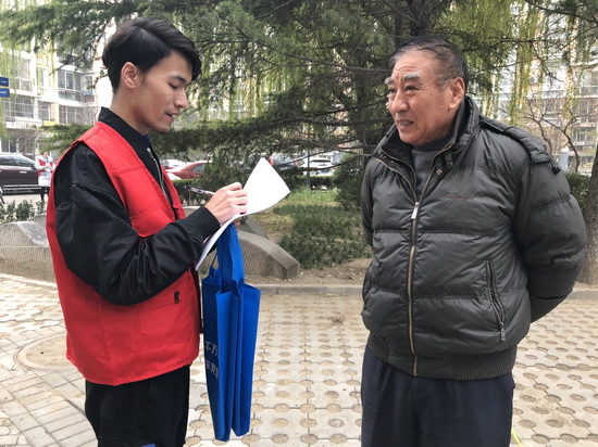 志愿者为小区居民答疑解惑