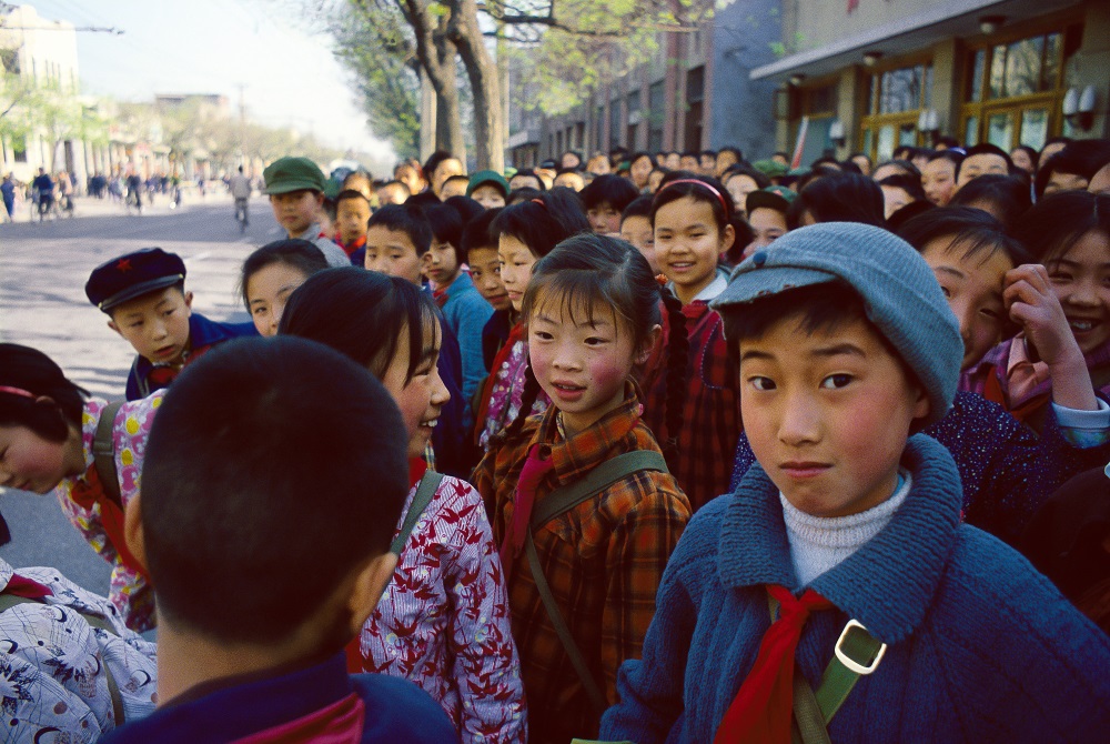 1979年，北京的學生們在等候校車。阿德裡亞諾·馬達羅（意大利） 攝