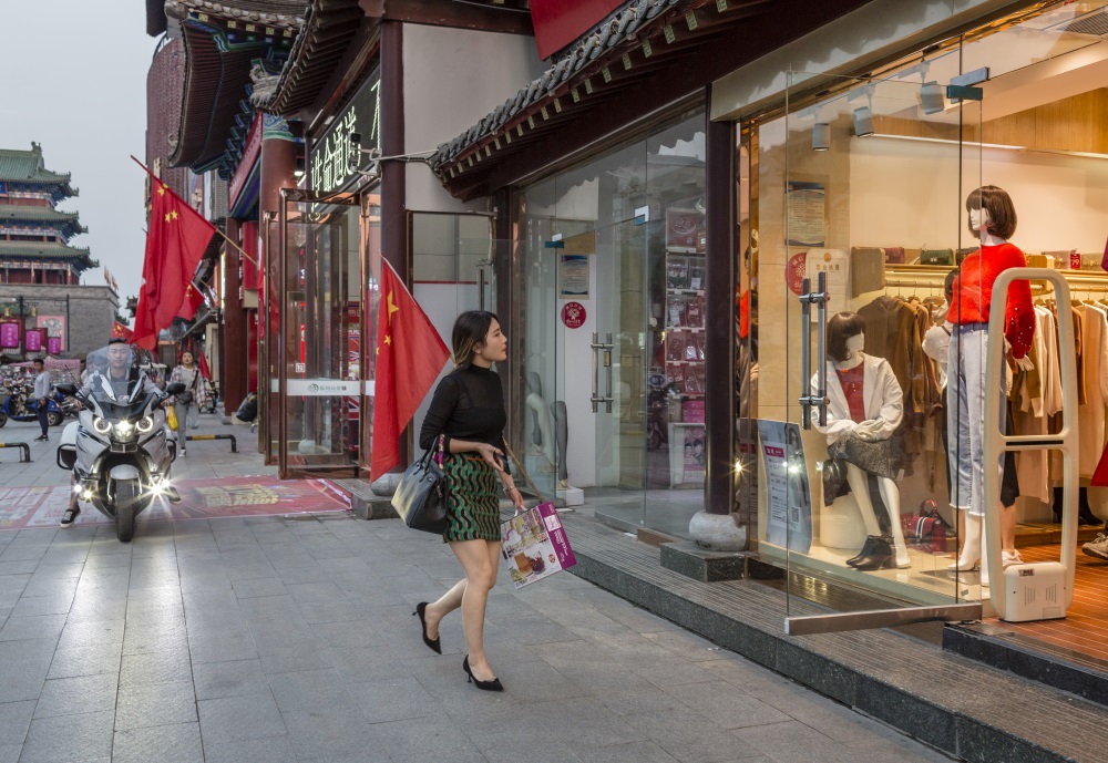 2018年9月26日，河南開封寺后街，原來的路邊攤已搬進商業廣場店面裡營業。張治國（中國）攝