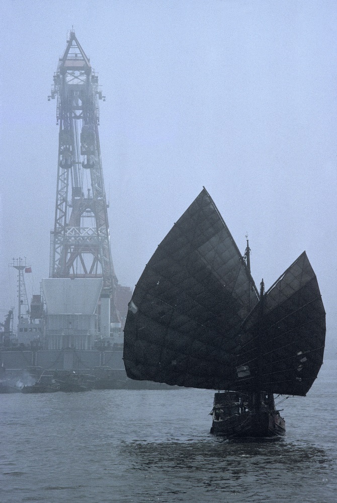 1980年，上海黃浦江上的帆船。布魯諾·巴貝（法國） 攝