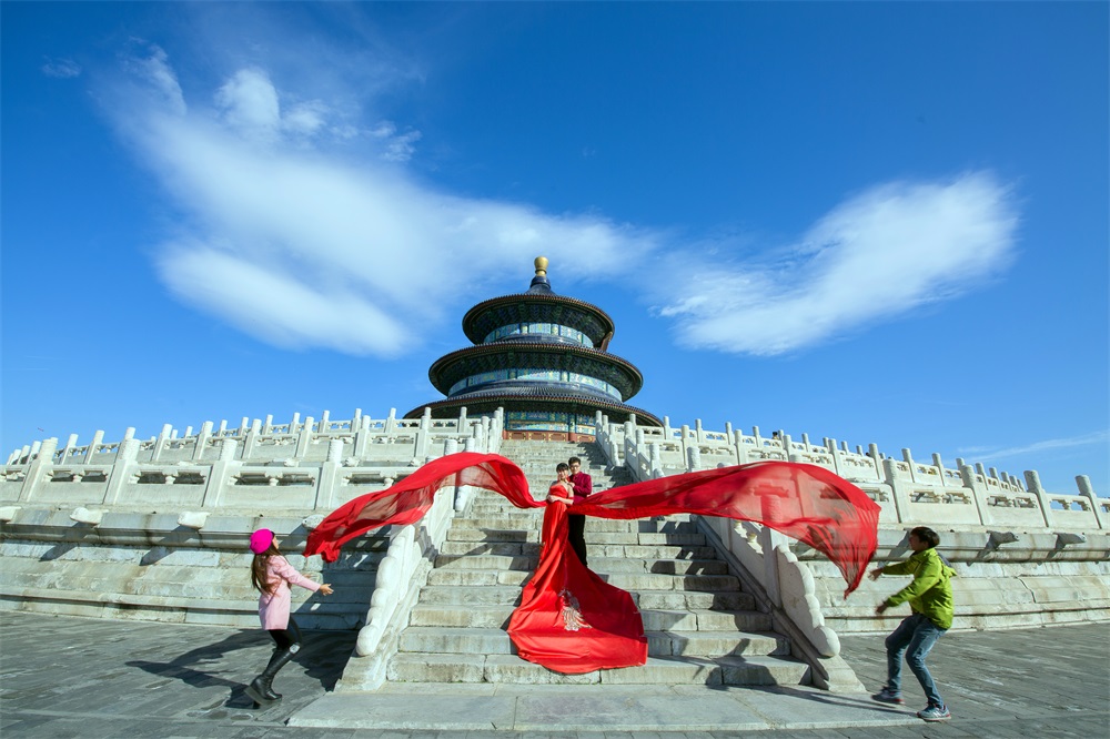 2015年9月18日，北京天壇，時下拍婚紗照並非要去照相館。外景就是最好的選擇。李軍（中國）攝